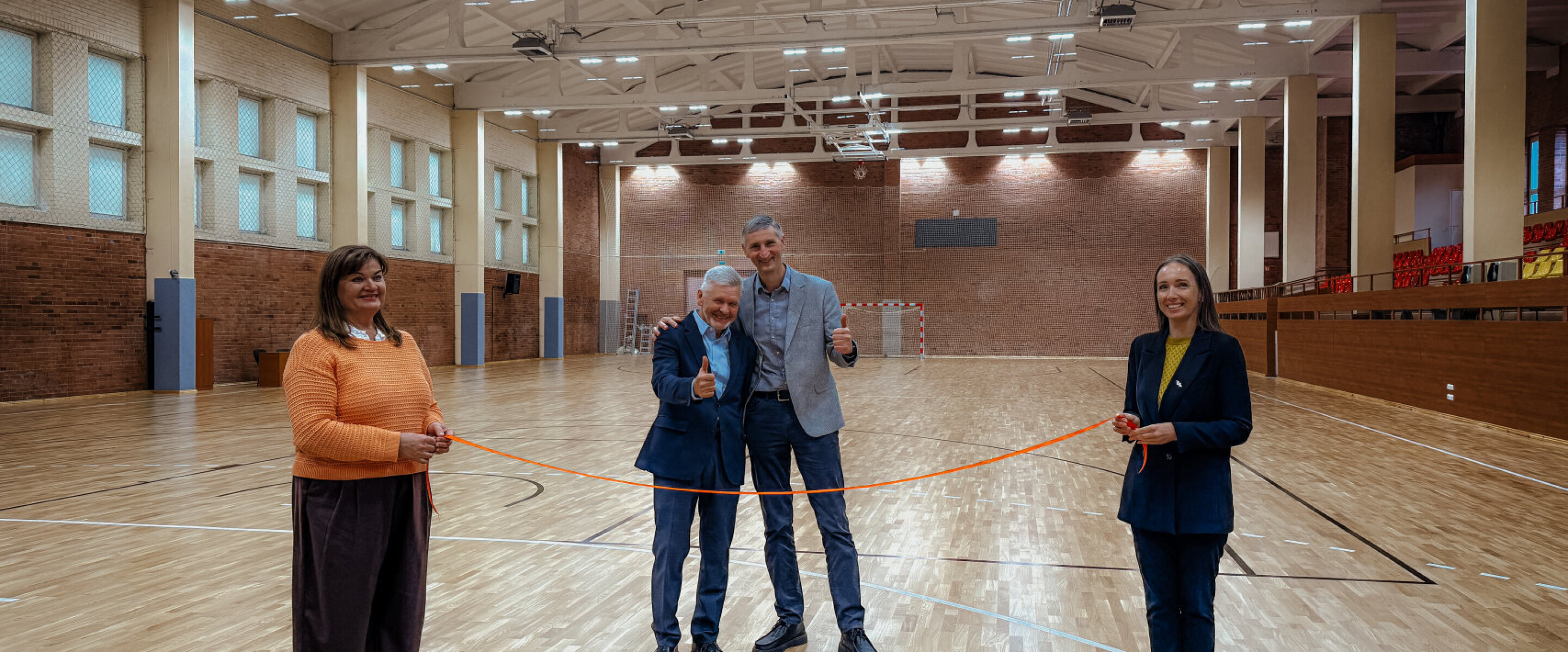 Durpyno daugiafunkcinės sporto salės atidarymo momentas. PNTVC ir Sporto centro direktoriai kerpa...